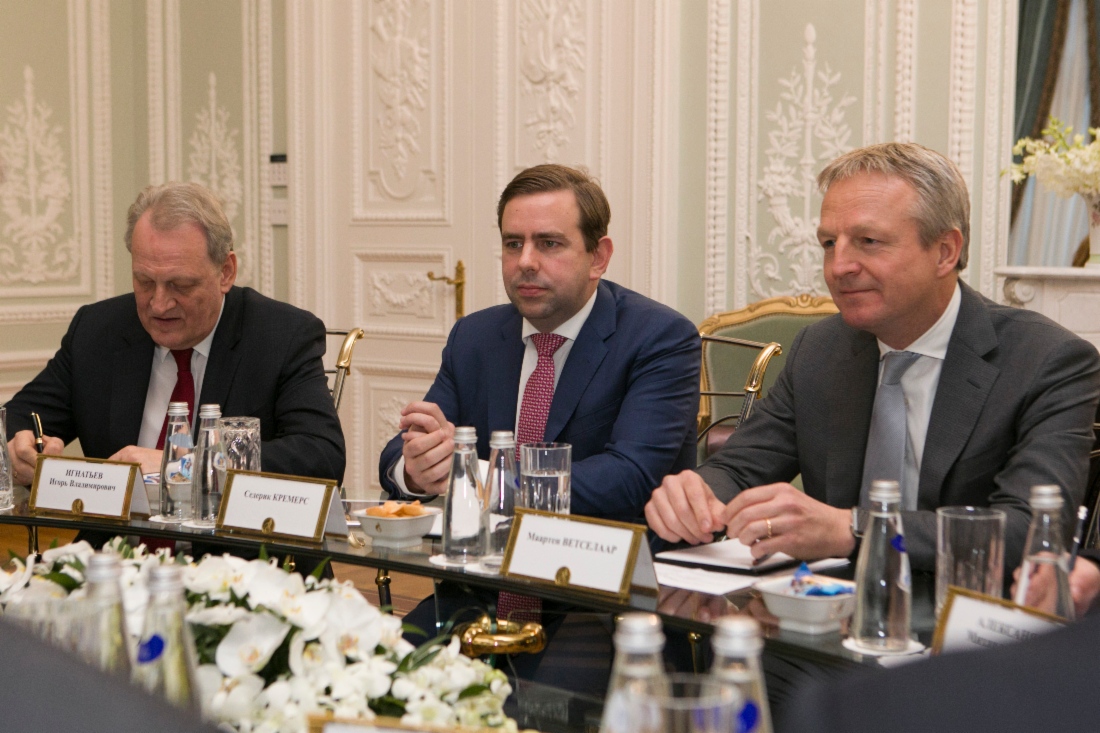 Vorstandsmitglied der Royal Dutch Shell, Maarten Wetselaar (rechts), während des Arbeitstreffens mit Alexey Miller
