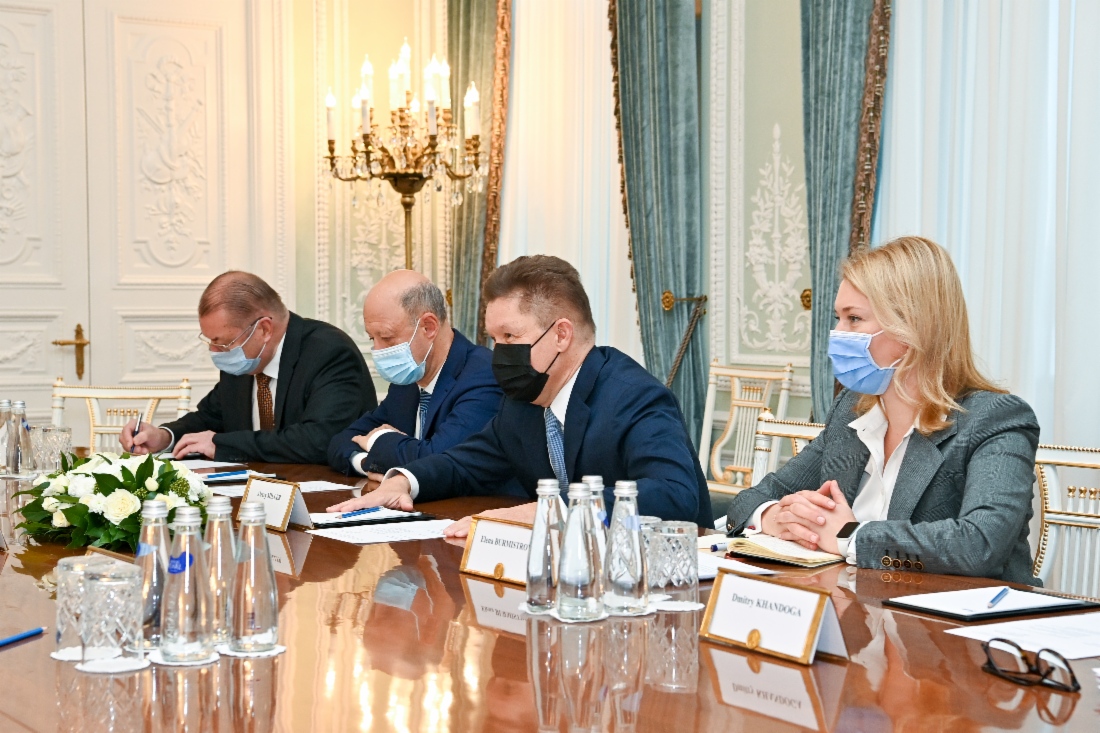 Alexey Miller (zweiter von rechts)