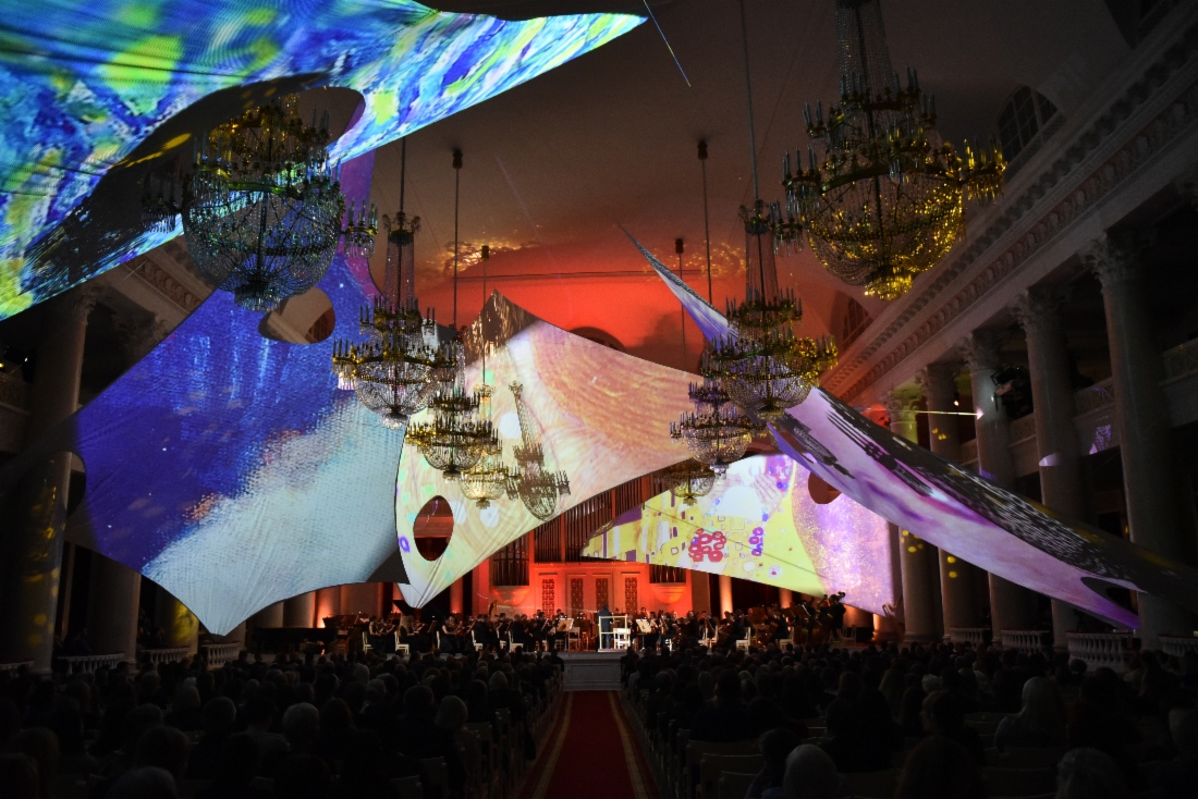 Im Großen Saal der Sankt Petersburger Schostakowitsch-Philharmonie fand die musikalisch-visuelle Aufführung „Reichshauptstädte: Sankt Petersburg – Wien. 20. Jahrhundert“ statt. Diese Veranstaltung wurde im Rahmen des gemeinsamen Kulturprojekts der Gazprom und der österreichischen OMV durchgeführt