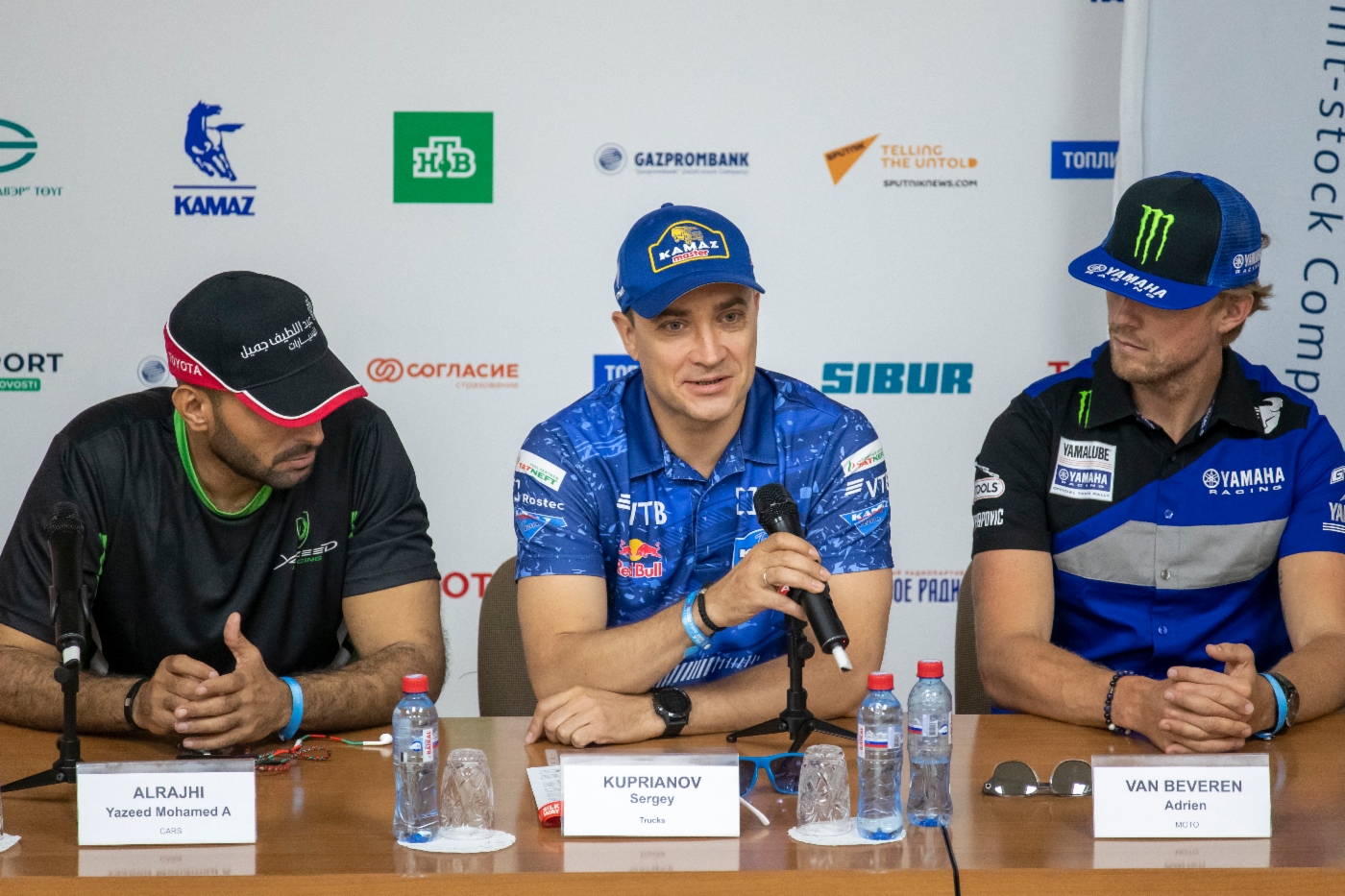 Sergey Kupriyanov (Mitte). Foto: silkwayrally.com
