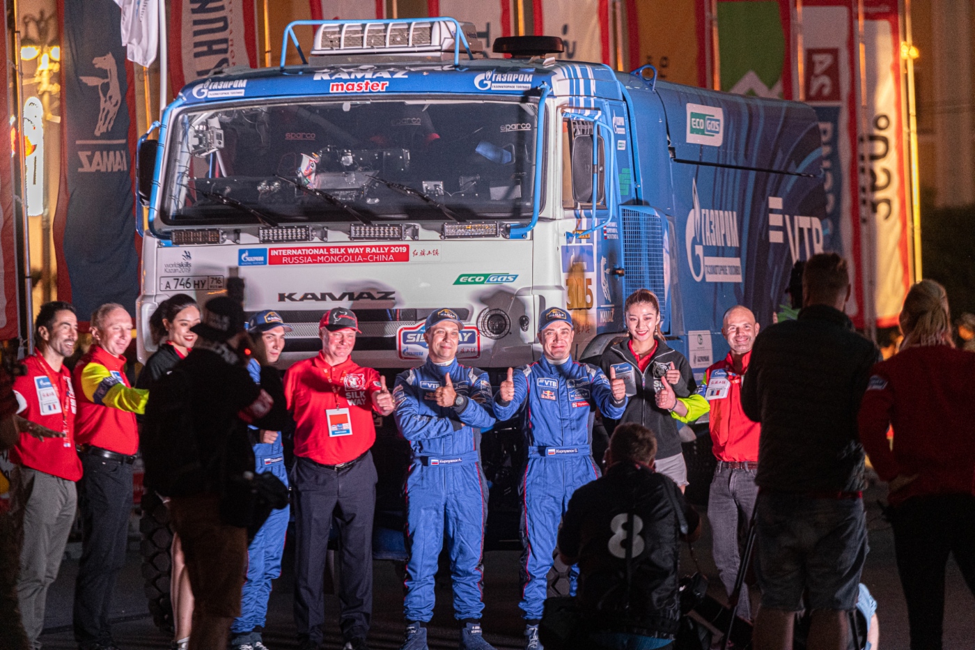 In der Mitte: Besatzung des gasbetriebenen KAMAZ bestehend aus Sergey Kupriyanov, Alexander Kupriyanov und Akhmet Galyautdinov am Start