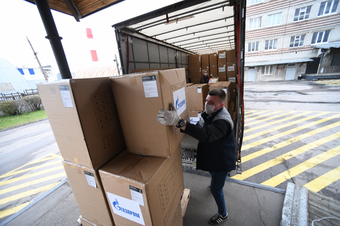 Gazprom übergab 200.000 Schutzanzüge für Ärzte in Sankt Petersburg