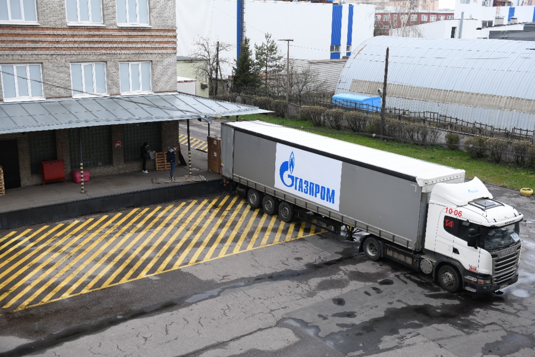 Gazprom übergab 200.000 Schutzanzüge für Ärzte in Sankt Petersburg