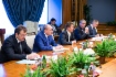 Alexey Miller (in der Mitte) während des Arbeitstreffens mit Milorad Dodik