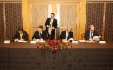 Nobuhide Hayashi, Vorstandsvorsitzender der Mizuho Bank, Ltd., Andrey Kruglov, stellvertretender Vorstandsvorsitzender der PAO Gazprom, Yasuyuki Kawasaki, stellvertretender Präsident und Leiter des Bereichs International Banking der SMBC, und Yan Tavrovsky, Präsident der Kommerzbark J.P. Morgan Bank International, unterzeichneten eine Vereinbarung über die Bereitstellung der Gazprom eines Kredits in Höhe von einer Milliarde Euro mit einer Laufzeit von fünf Jahren