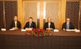 Nobuhide Hayashi, Vorstandsvorsitzender der Mizuho Bank, Ltd., Andrey Kruglov, stellvertretender Vorstandsvorsitzender der PAO Gazprom, Yasuyuki Kawasaki, stellvertretender Präsident und Leiter des Bereichs International Banking der SMBC, und Yan Tavrovsky, Präsident der Kommerzbark J.P. Morgan Bank International, unterzeichneten eine Vereinbarung über die Bereitstellung der Gazprom eines Kredits in Höhe von einer Milliarde Euro mit einer Laufzeit von fünf Jahren