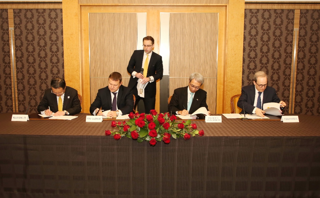 Nobuhide Hayashi, Vorstandsvorsitzender der Mizuho Bank, Ltd., Andrey Kruglov, stellvertretender Vorstandsvorsitzender der PAO Gazprom, Yasuyuki Kawasaki, stellvertretender Präsident und Leiter des Bereichs International Banking der SMBC, und Yan Tavrovsky, Präsident der Kommerzbark J.P. Morgan Bank International, unterzeichneten eine Vereinbarung über die Bereitstellung der Gazprom eines Kredits in Höhe von einer Milliarde Euro mit einer Laufzeit von fünf Jahren