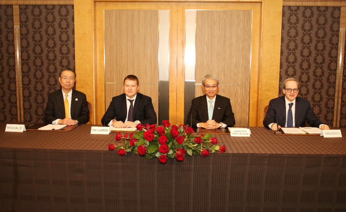 Nobuhide Hayashi, Vorstandsvorsitzender der Mizuho Bank, Ltd., Andrey Kruglov, stellvertretender Vorstandsvorsitzender der PAO Gazprom, Yasuyuki Kawasaki, stellvertretender Präsident und Leiter des Bereichs International Banking der SMBC, und Yan Tavrovsky, Präsident der Kommerzbark J.P. Morgan Bank International, unterzeichneten eine Vereinbarung über die Bereitstellung der Gazprom eines Kredits in Höhe von einer Milliarde Euro mit einer Laufzeit von fünf Jahren
