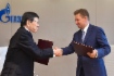 Masami Iijima, Aufsichtsratsvorsitzender der Mitsui & Co., Ltd., und Alexey Miller bei der Unterzeichnung des Rahmenabkommens über Zusammenarbeit auf dem Gebiet klein- und mitteltonnagiger LNG-Lieferungen