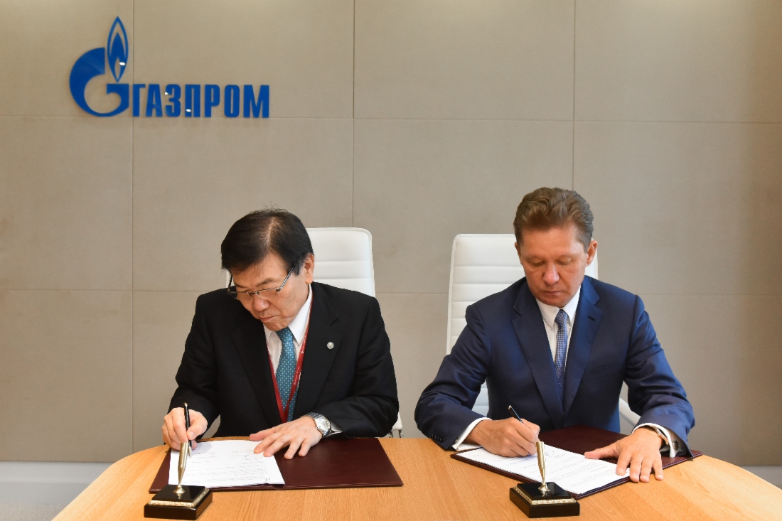 Masami Iijima, Aufsichtsratsvorsitzender der Mitsui & Co., Ltd., und Alexey Miller unterzeichneten ein Rahmenabkommen über Zusammenarbeit auf dem Gebiet klein- und mitteltonnagiger LNG-Lieferungen