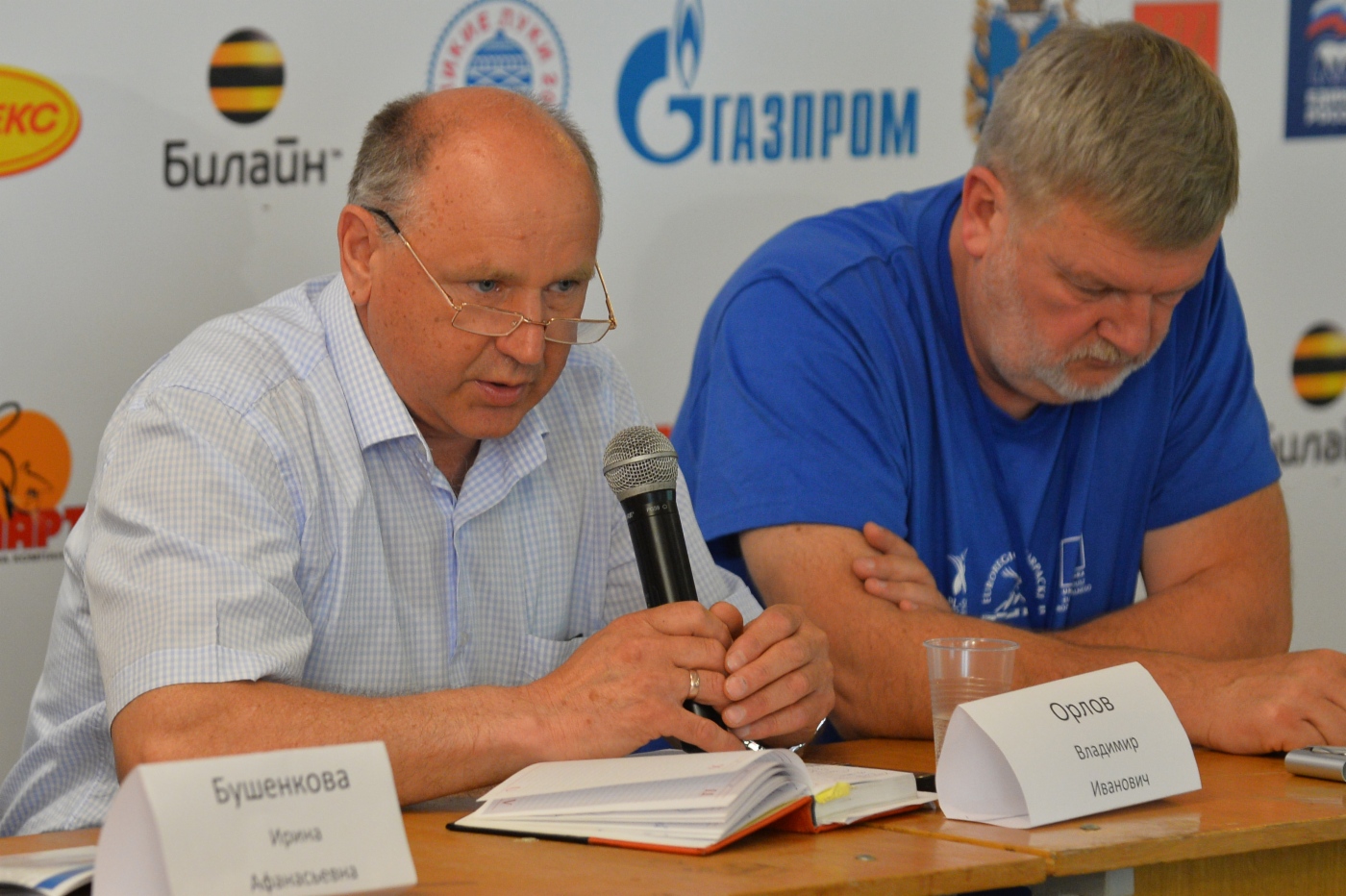 Vladimir Orlov, Direktor des Ballonfahrertreffens (links), während der Pressekonferenz