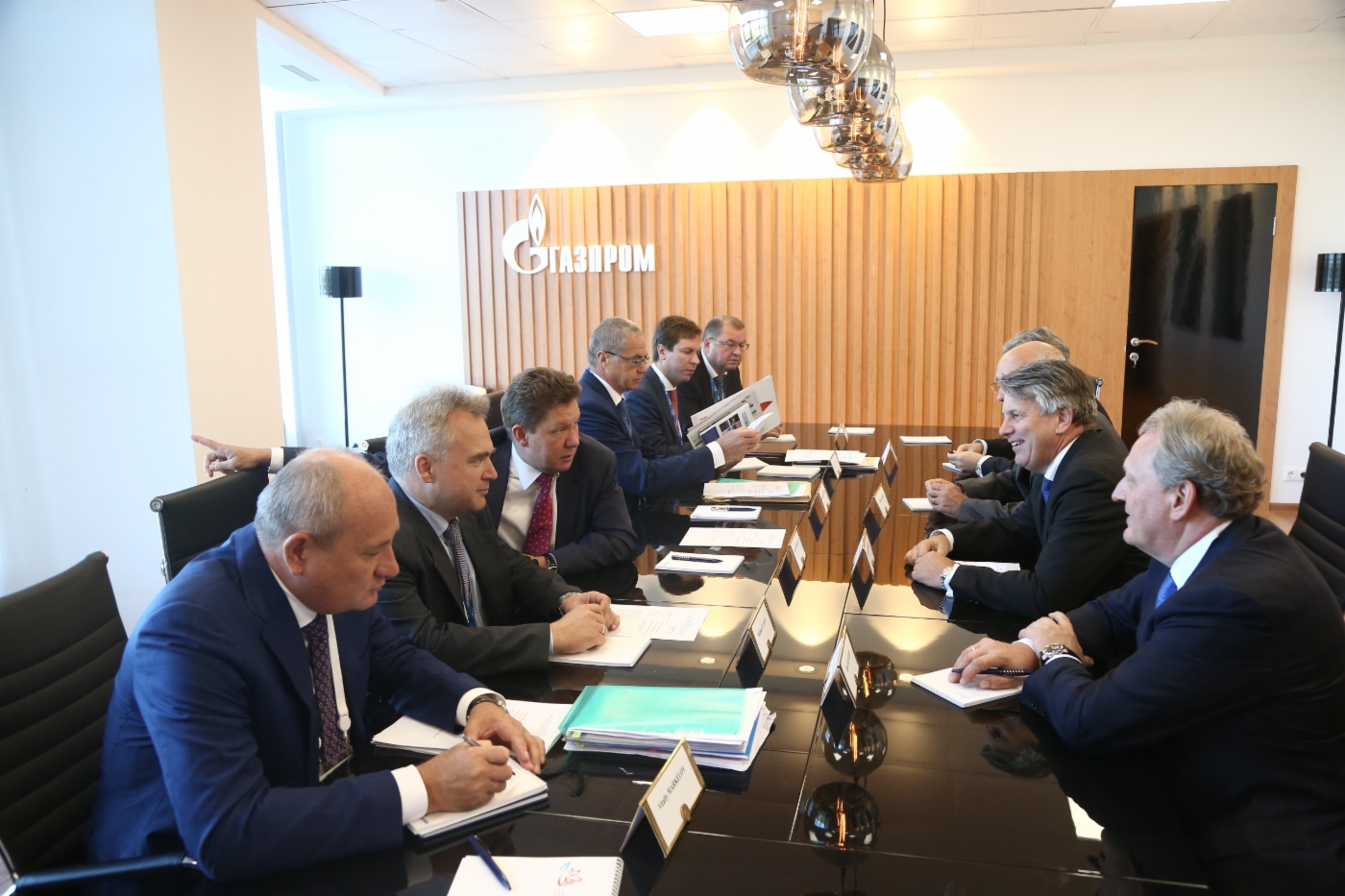 Während des Arbeitstreffens von Alexey Miller und Shell CEO Ben van Beurden