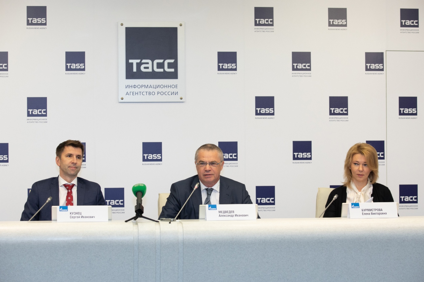 Sergey Kuznets, stellvertretender Departmentleiter der PAO Gazprom, Alexander Medvedev, stellvertretender Vorstandsvorsitzender der PAO Gazprom  und Elena Burmistrova, Generaldirektorin der ООО Gazprom Export