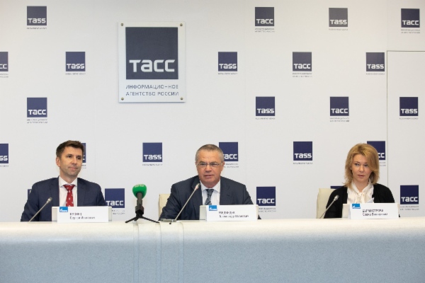 Sergey Kuznets, stellvertretender Departmentleiter der PAO Gazprom, Alexander Medvedev, stellvertretender Vorstandsvorsitzender der PAO Gazprom  und Elena Burmistrova, Generaldirektorin der ООО Gazprom Export