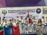 Mitglieder des Sportvereins Shotokan Transgaz Stavropol feiern ihren Sieg im Teamkampf