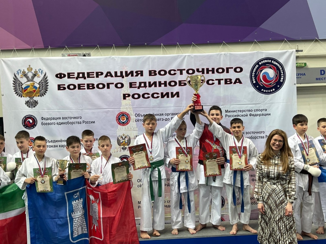 Mitglieder des Sportvereins Shotokan Transgaz Stavropol feiern ihren Sieg im Teamkampf