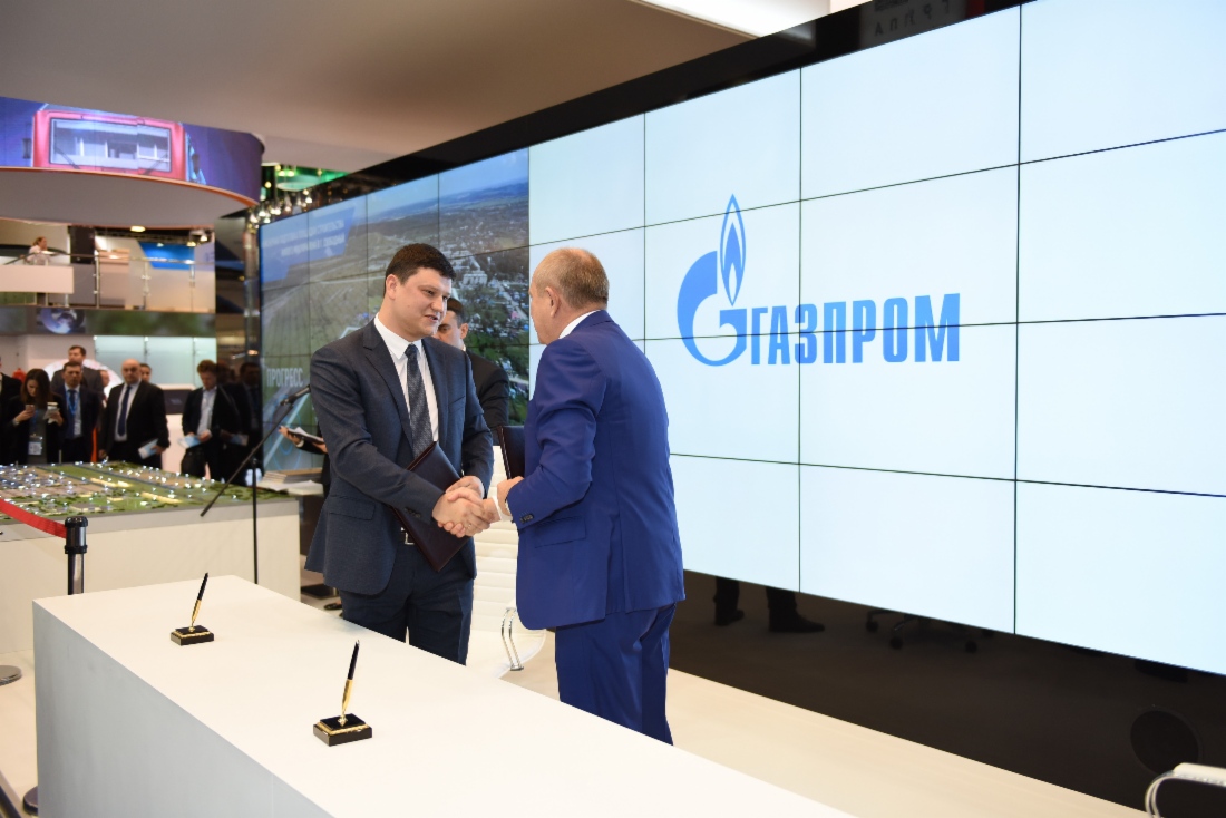 Im Rahmen des VII. Petersburger Internationalen Gasforums unterzeichneten der Direktor für strategische Entwicklung der MashTEK, Sergey Raichuk, und Vitaly Markelov einen langfristigen Vertrag zur Serienfertigung, Lieferung, technischen Wartung und Instandsetzung importsubstituierender Produkte gegen künftige garantierte Anschaffungsmengen