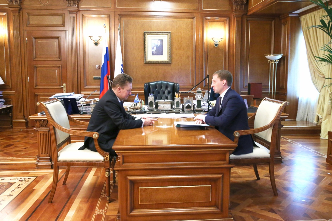 Alexey Miller während des Treffens mit Alexander Kozlov, Gouverneur des Verwaltungsgebiets Amur
