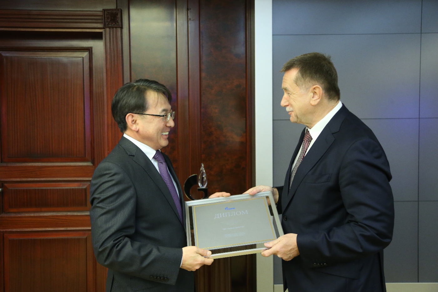 Sergey Khomyakov (rechts) gratulierte dem Generaldirektor der Gazprom VNIIGAZ, Dmitry Lyugai, zum Gewinn des Wettbewerbs