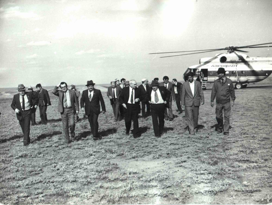 Nikolai Baibakov (Mitte) beim Besuch der Gaskondensat- und Erdöllagerstätte Schanascholskoje im Verwaltungsgebiet Aktjubinsk, Kasachstan, 1983