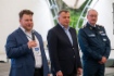 Generaldirektor von Gazprom Dobycha Shelf Yuzhno-Sakhalinsk, Valery Guryanov (im Vordergrund), sowie stellvertretender Departmentleiter und Verwaltungsleiter der PAO Gazprom, Dmitry Ponomarenko, und Generaldirektor von Gazprom Gazobezopasnost, Anatoly Sorokin, begrüßen Teilnehmer des Forums