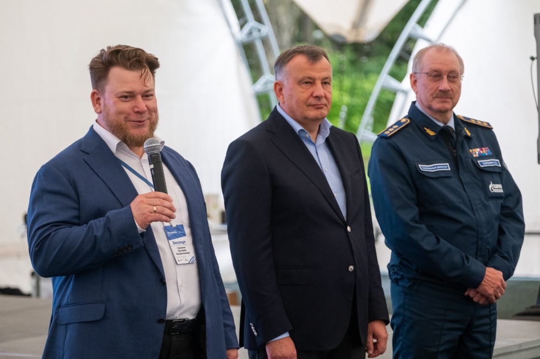 Generaldirektor von Gazprom Dobycha Shelf Yuzhno-Sakhalinsk, Valery Guryanov (im Vordergrund), sowie stellvertretender Departmentleiter und Verwaltungsleiter der PAO Gazprom, Dmitry Ponomarenko, und Generaldirektor von Gazprom Gazobezopasnost, Anatoly Sorokin, begrüßen Teilnehmer des Forums