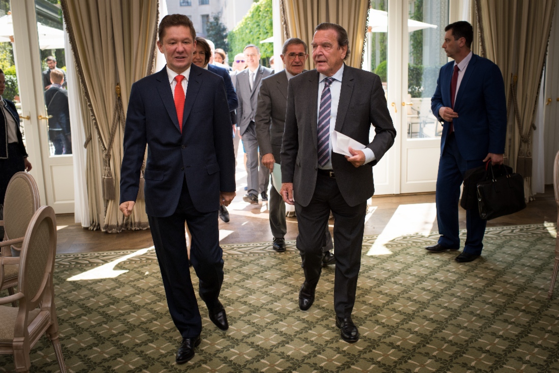 Alexey Miller und Gerhard Schröder nahmen an der Unterzeichnung der Finanzierungsvereinbarungen zum Projekt der Pipeline Nord Stream 2 der Nord Stream 2 AG mit den europäischen Energiekonzernen teil