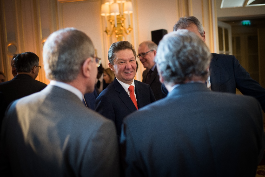 Alexey Miller (in der Mitte) nahm an der Unterzeichnung der Finanzierungsvereinbarungen zum Projekt der Pipeline Nord Stream 2 der Nord Stream 2 AG mit den europäischen Energiekonzernen teil