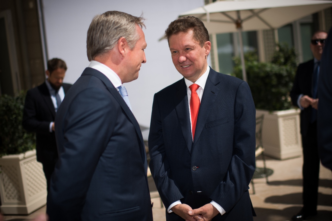 Vorstandsmitglied der Shell, Maarten Wetselaar, und Alexey Miller nahmen an der Unterzeichnung der Finanzierungsvereinbarungen zum Projekt der Pipeline Nord Stream 2 der Nord Stream 2 AG mit den europäischen Energiekonzernen teil