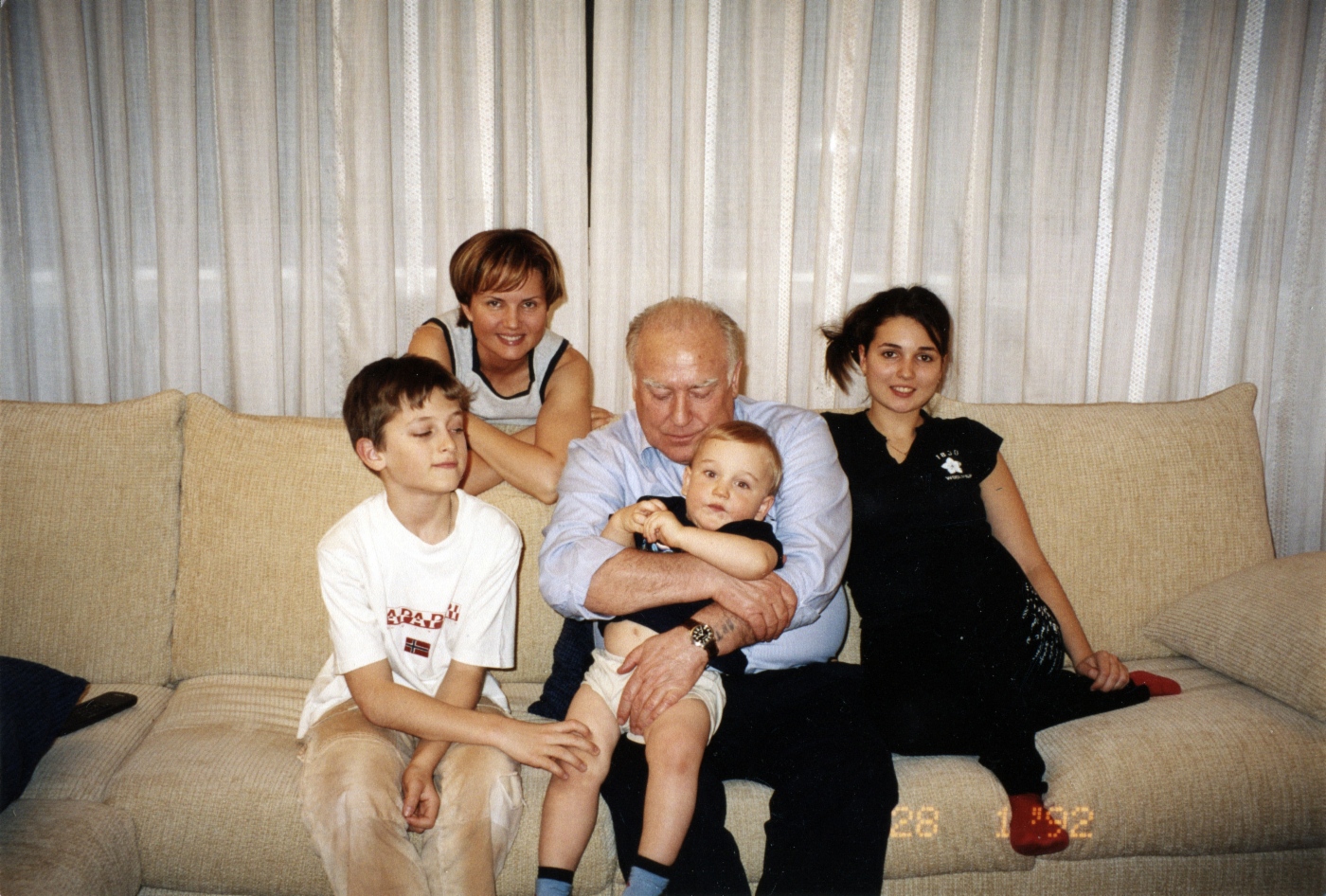 Zuhause unter den Familienmitgliedern des älteren Sohnes: Enkel Andrey, Ehefrau des älteren Sohnes Svetlana, Enkelin Masha und Viktor Chernomyrdin selbst mit dem kleinen Vitya
