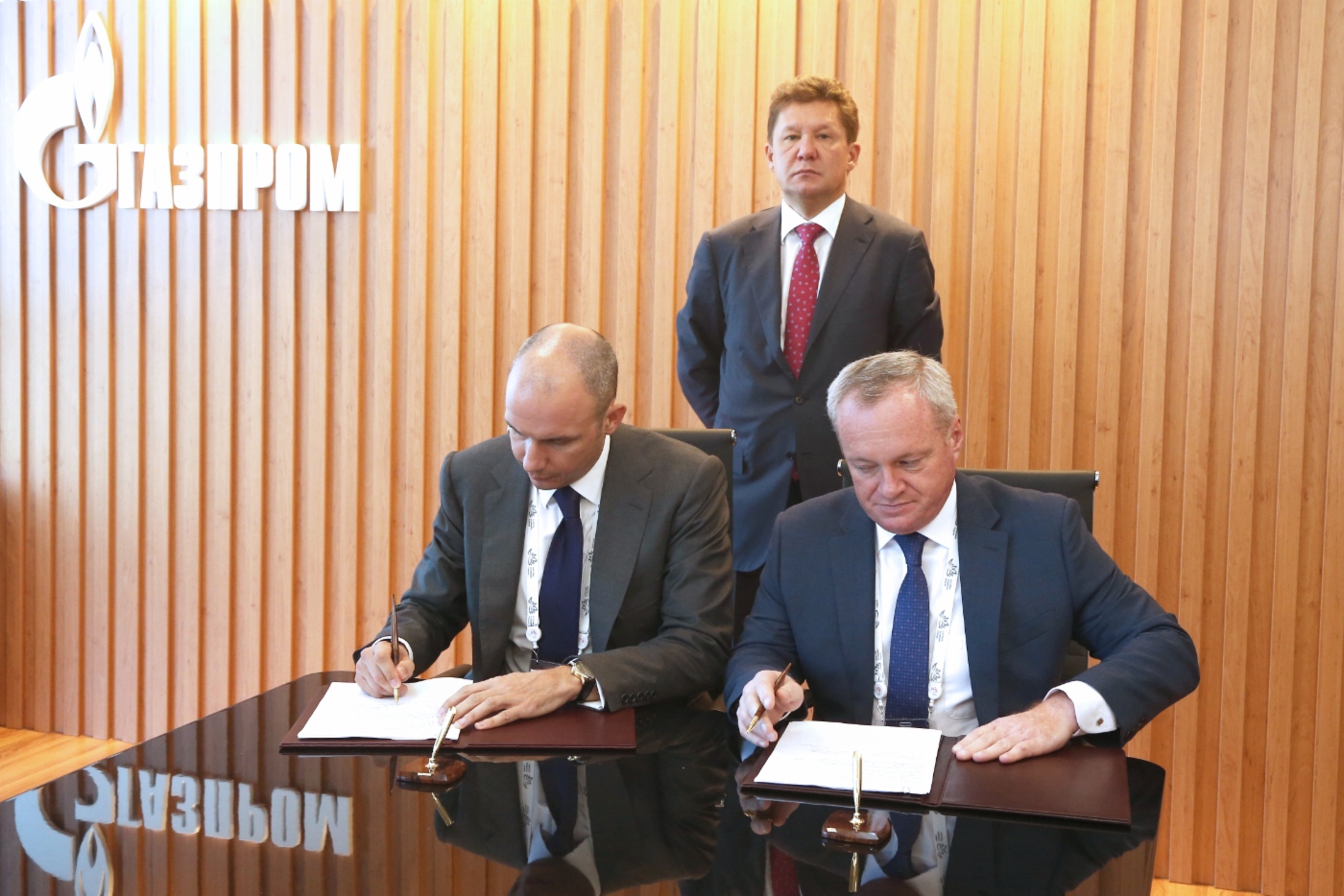 Generaldirektor der National Chemical Group Nikolai Sabitov und Generaldirektor der Gazprom Mezhregiongaz Far East (Tochtergesellschaft der Gazprom Mezhregiongaz) Georgy Shperling unterzeichneten bei Anwesenheit von Alexey Miller den Vertrag über die Erdgaslieferungen für das Mineraldüngerwerk Nachodka