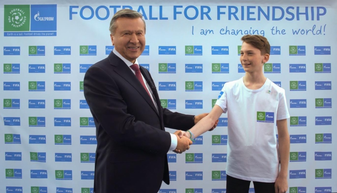 Treffen zwischen Viktor Zubkov und dem Vertreter Russlands in der fünften Saison des Internationalen Kindersozialprojekts von Gazprom Football for Friendship, Zakhar Badyuk