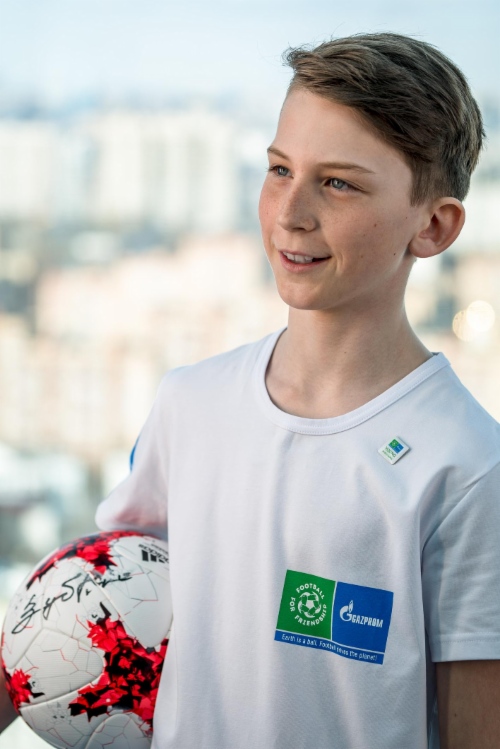 Treffen zwischen Viktor Zubkov und dem Vertreter Russlands in der fünften Saison des Internationalen Kindersozialprojekts von Gazprom Football for Friendship, Zakhar Badyuk