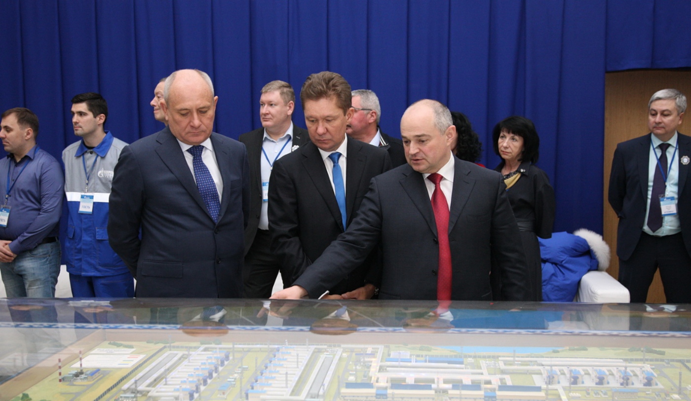 Im Rahmen der Feierlichkeiten besuchten Vitaly Markelov, Alexey Miller und Sergey Menshikov, Generaldirektor der Gazprom Dobycha Nadym, eine Ausstellung über die Lagerstätte Bowanenkowskoje und die Ferngasleitungen Bowanenkowo – Uchta und Bowanenkowo – Uchta 2