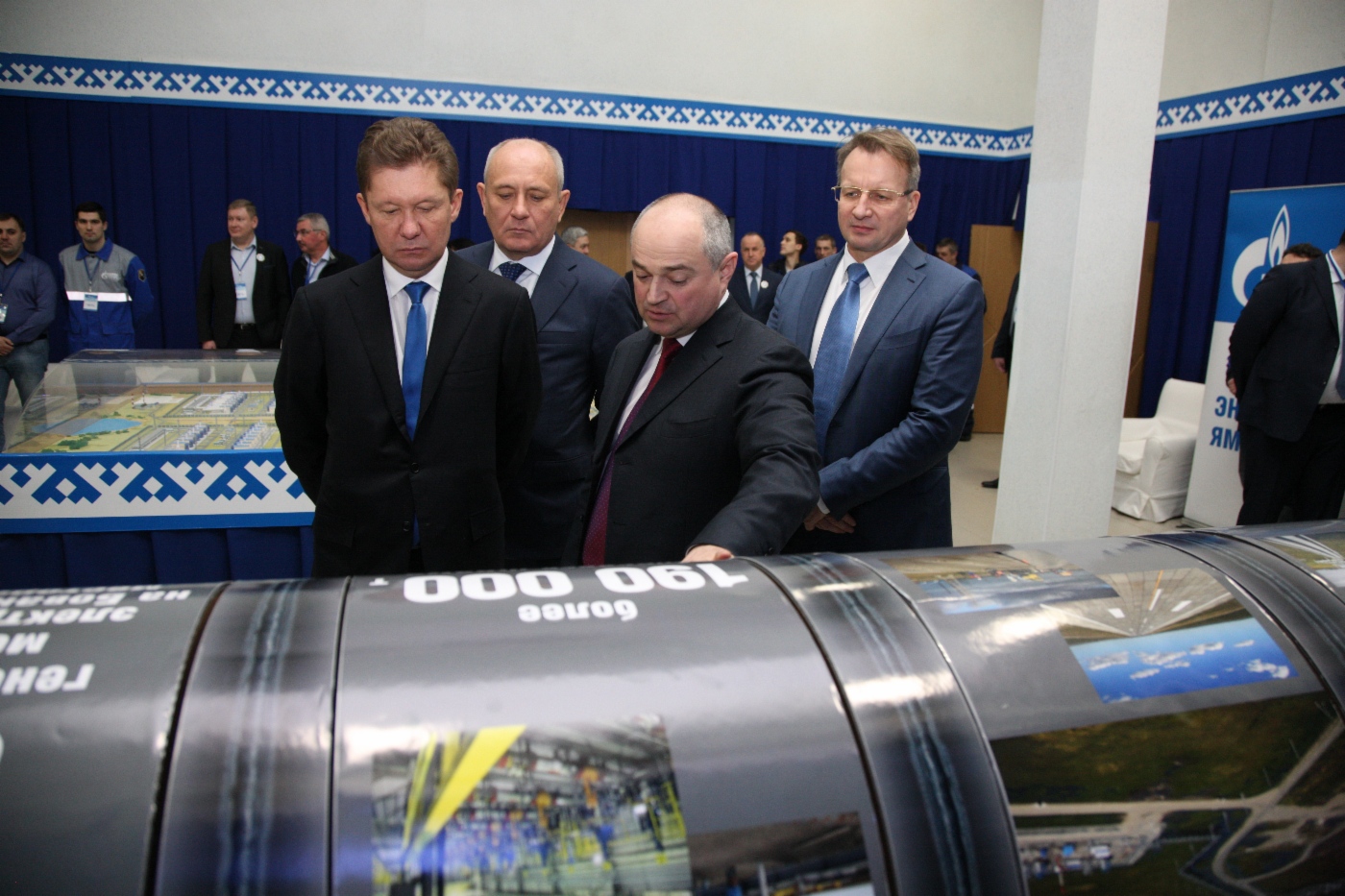 Alexey Miller, Vitaly Markelov, Sergey Menshikov und Vsevolod Cherepanov bei der Besichtigung des Demonstrationsstands Gaspipeline Bowanenkowo – Uchta