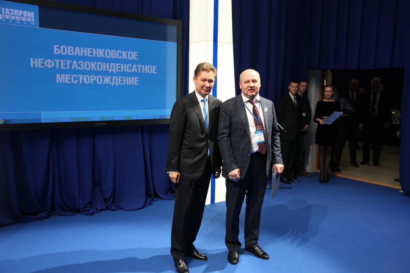 Im Rahmen der Feierlichkeiten verlieh Alexey Miller dem stellvertretenden Generaldirektor der Gazprom Dobycha Nadym, Viktor Moiseev, eine Gazprom-Auszeichnung