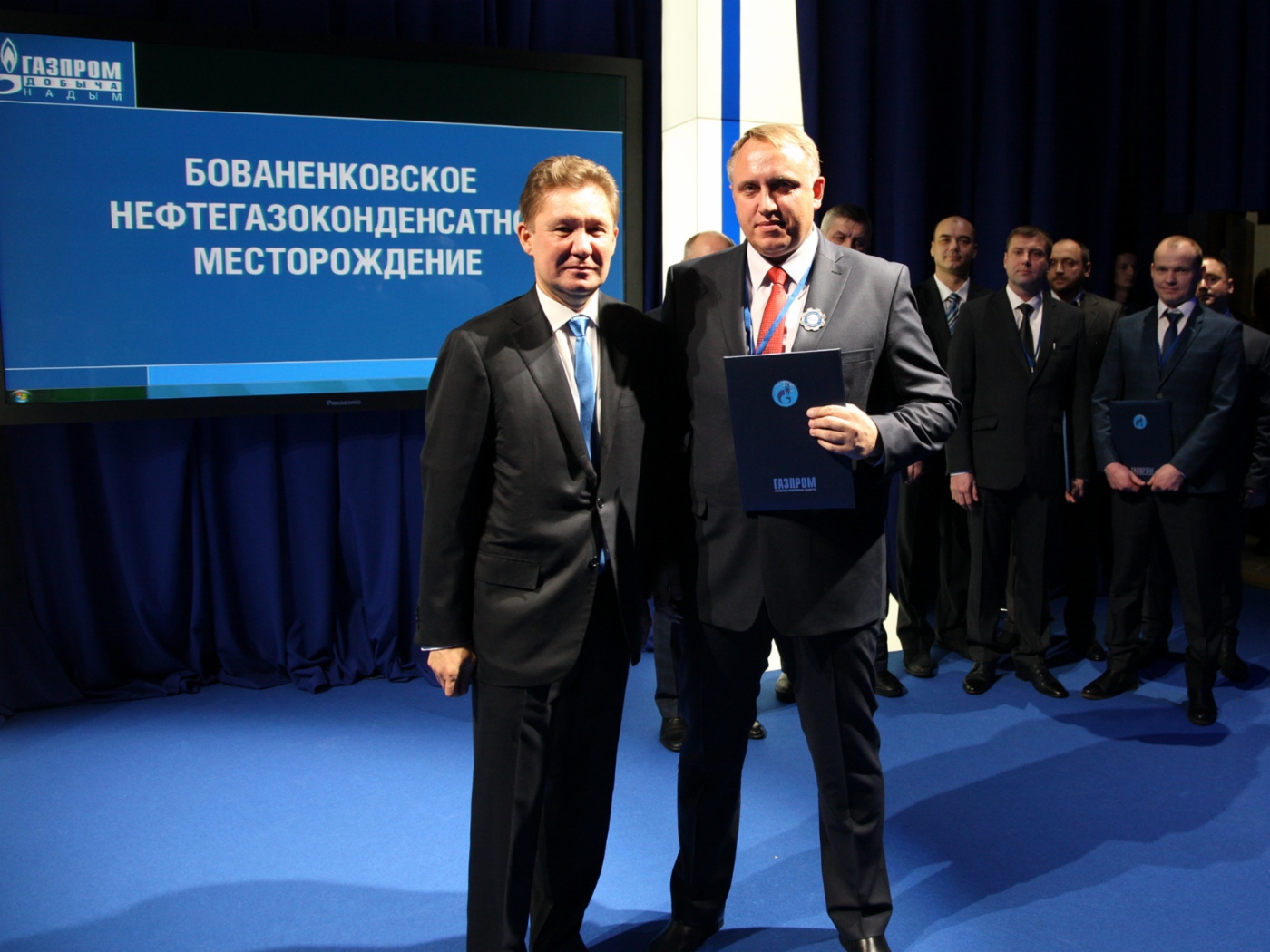 Im Rahmen der Feierlichkeiten verlieh Alexey Miller dem Leiter der Produktionsabteilung für Bedienung der Nachverdichter- und Gaskühlstationen der Gazprom Dobycha Nadym, Boris Kuvytchenko, eine Gazprom-Dankesurkunde