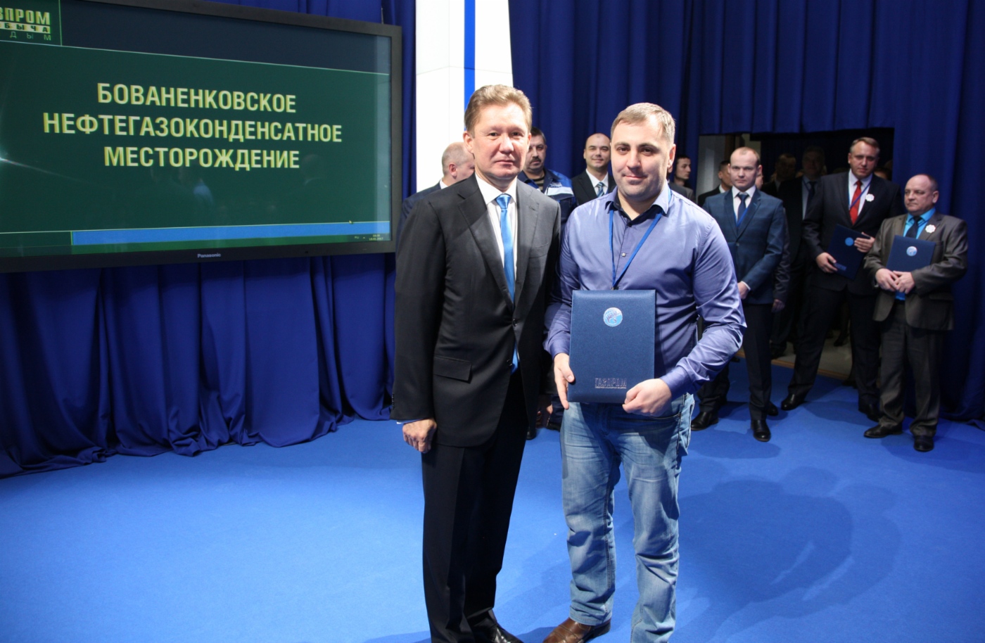 Im Rahmen der Feierlichkeiten verlieh Alexey Miller dem Maschinenwart für technologische Kompressoren auf dem Erdgasbetrieb Jamalskoje der Gazprom Dobycha Nadym, Pavel Ostroushko, eine Gazprom-Dankesurkunde