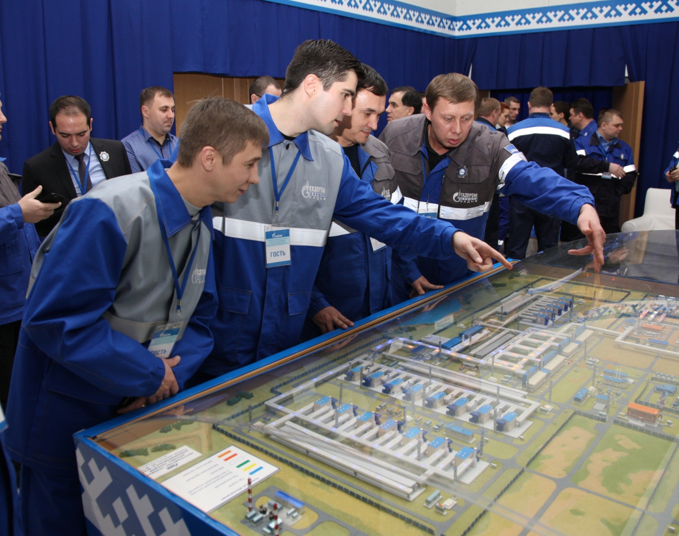 Im Rahmen der Feierlichkeiten besuchten die in der Gasproduktion beschäftigten Mitarbeiter der Gazprom Dobycha Nadym eine Ausstellung über die Lagerstätte Bowanenkowskoje und die Ferngasleitungen Bowanenkowo – Uchta und Bowanenkowo – Uchta 2. Auf dem Foto – Modell Gasfeld Nr. 2
