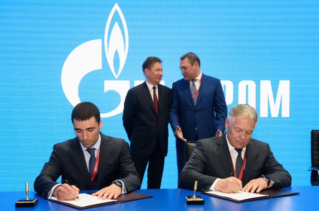 Alexey Kakhidze, Aufsichtsratsvorsitzender der Gazprom LNG Technologies, und Vyacheslav Petushenko, Vorstandsvorsitzender des Staatskonzerns Avtodor, unterzeichneten im Rahmen des Petersburger Internationalen Wirtschaftsforums 2019 ein Memorandum über Zusammenarbeit an der Entwicklung der Produktions- und Absatzinfrastruktur für Erdgas als Kraftstoff im Netz föderaler Schnellstraßen, die zu bestehenden und zukünftigen internationalen Autostraßen gehören, im Rahmen eines Gemeinschaftsunternehmens