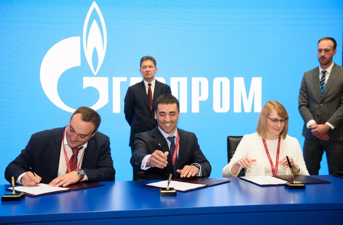 Alexey Kakhidze, Aufsichtsratsvorsitzender der Gazprom LNG Technologies, Georgy Chicherin, stellvertretender Vorstandsvorsitzender für Investitionen und strategische Planung der Avtodor, und Olga Naumova, Generaldirektorin der Magnit, unterzeichneten im Rahmen des Petersburger Internationalen Wirtschaftsforums 2019 eine Kooperationsvereinbarung