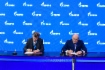 Jürgen Nowicki, CEO der Linde Engineering, und Vitaly Markelov bei der Unterzeichnung