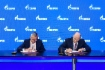 Sergey Chikalov, stellvertretender Generaldirektor der TMK, und Oleg Aksyutin bei der Unterzeichnung