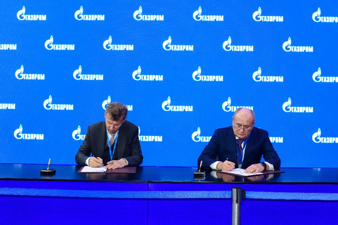 Jürgen Nowicki, CEO der Linde Engineering, und Vitaly Markelov bei der Unterzeichnung