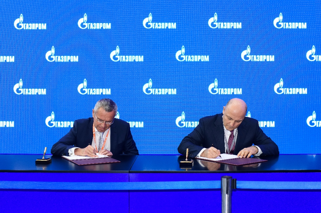 Sergey Chikalov, stellvertretender Generaldirektor der TMK, und Oleg Aksyutin bei der Unterzeichnung