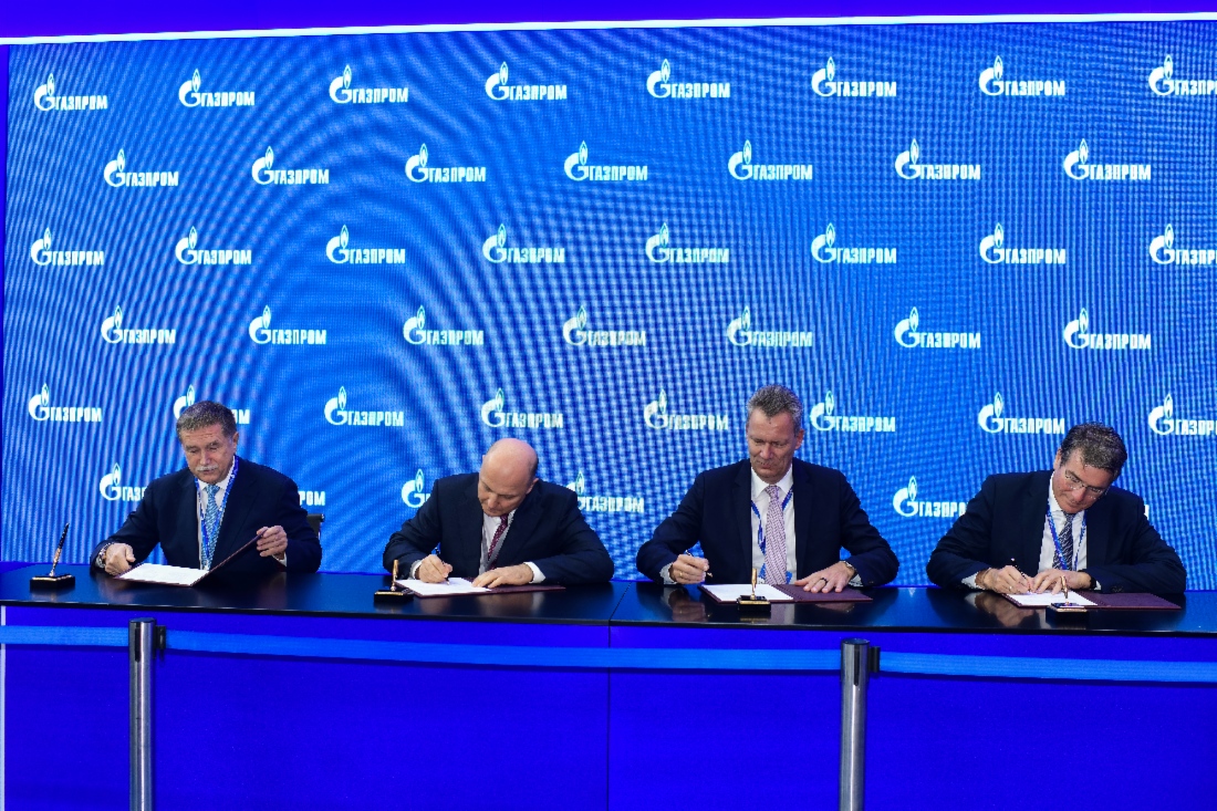 Sergey Khomyakov, Oleg Aksyutin, Klaus-Dieter Maubach, Vorstandsvorsitzender der Uniper, und Uwe Fip, Aufsichtsratsmitglied der Uniper, bei der Unterzeichnung