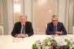 Giorgos Tsipras (rechts), Generalsekretär für internationale Wirtschaft im Außenministerium Griechenlands, während des Treffens mit Alexey Miller