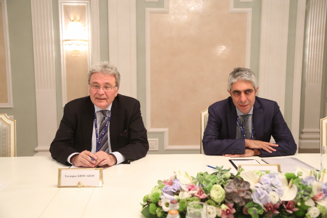 Giorgos Tsipras (rechts), Generalsekretär für internationale Wirtschaft im Außenministerium Griechenlands, während des Treffens mit Alexey Miller