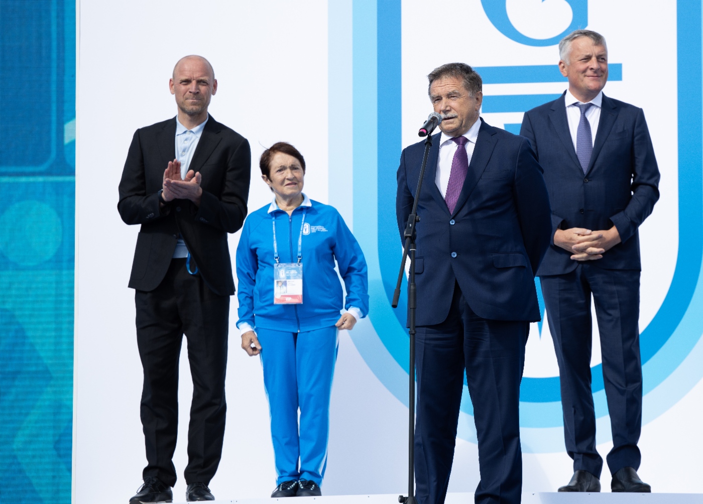 Anton Shantyr, Vorsitzender des Komitees für Körperkultur und Sport der Regierung von Sankt Petersburg, Tamara Moskvina, verdiente Trainerin der UdSSR und Russlands im Eiskunstlauf und Botschafterin der Gazprom-Spartakiade, Sergey Khomyakov und Sergey Gustov, Generaldirektor der Gazprom Mezhregiongaz