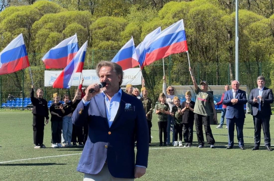 Opernsänger Vasily Gerello begrüßte die Wettbewerbsteilnehmer während der Eröffnungszeremonie und sang die russische Nationalhymne und das Lied „Den Pobedy“ (Tag des Sieges)